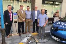 Alicante estrena el primer punto de recarga de vehículos eléctricos en la vía pública