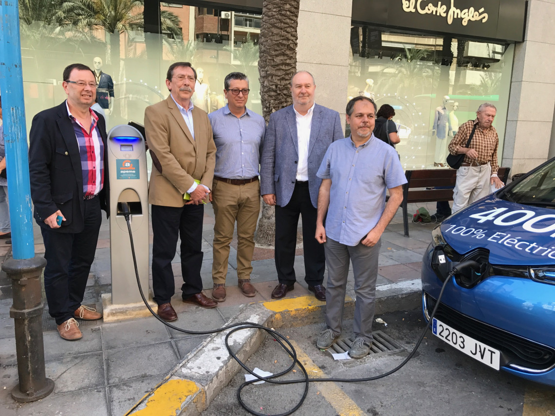 Alicante estrena el primer punto de recarga de vehículos eléctricos en la vía pública