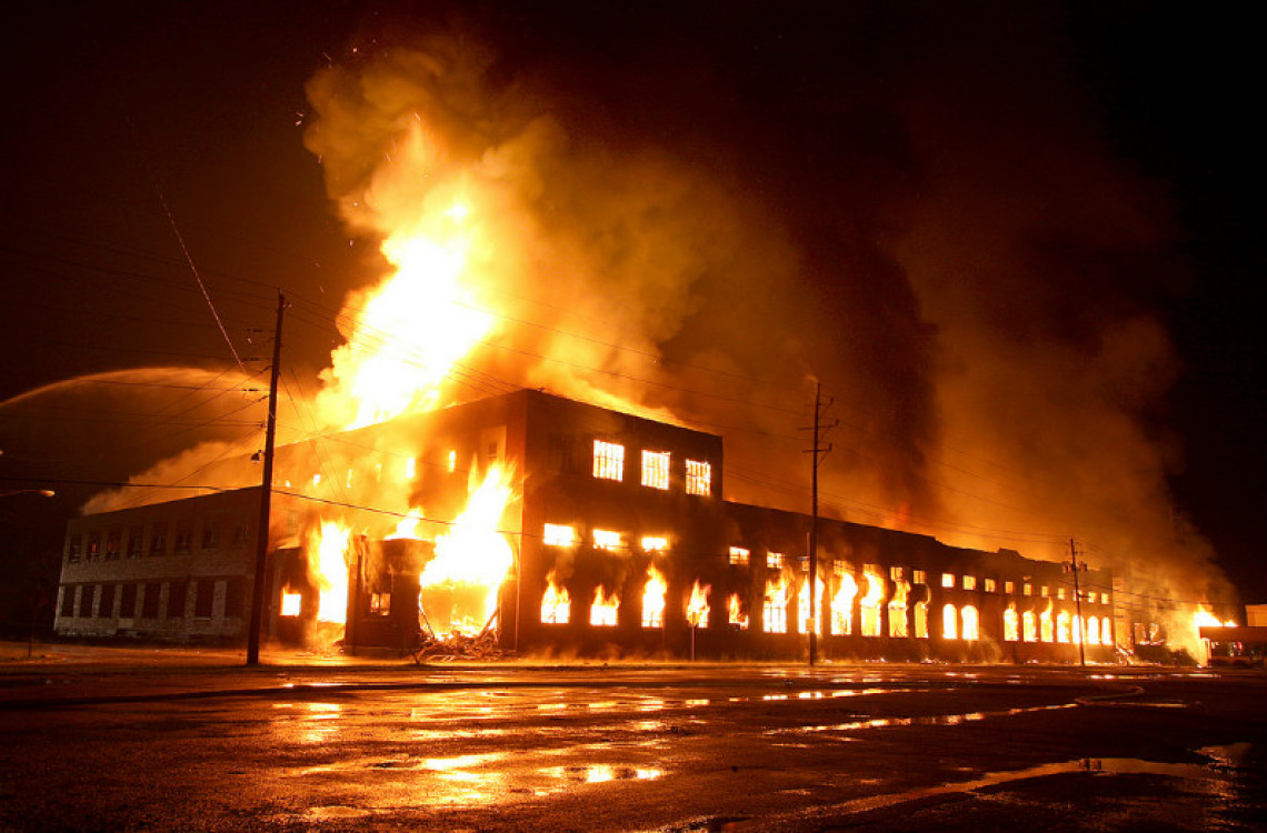Edificio en llamas
