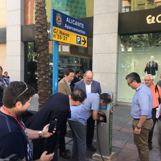 Alicante estrena el primer punto de recarga de vehículos eléctricos en la vía pública