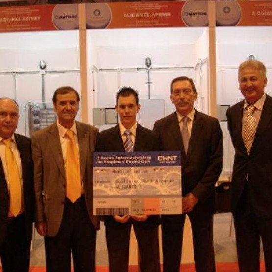 En la foto de izquierda a derecha:Rafael Gómis del IES de Villajoyosa, José Rubio Cooodinador del Concurso Skills, Guillermo Rull el Alumno premiado y Andrés Gálvez Secretario General de APEME.