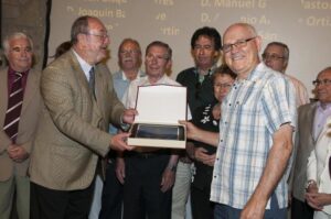 ENTREGA DE PLACAS A LOS HOMENAJEADOS POR JUBILACIÓN