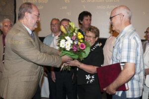 ENTREGA DE PLACAS A LOS HOMENAJEADOS POR JUBILACIÓN