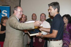 ENTREGA DE PLACAS A LOS HOMENAJEADOS POR JUBILACIÓN