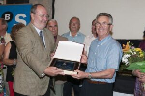 ENTREGA DE PLACAS A LOS HOMENAJEADOS POR JUBILACIÓN