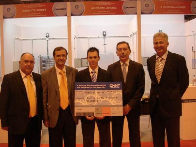 En la foto de izquierda a derecha:Rafael Gómis del IES de Villajoyosa, José Rubio Cooodinador del Concurso Skills, Guillermo Rull el Alumno premiado y Andrés Gálvez Secretario General de APEME.