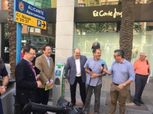 Alicante estrena el primer punto de recarga de vehículos eléctricos en la vía pública