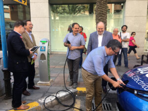 Alicante estrena el primer punto de recarga de vehículos eléctricos en la vía pública