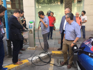 Alicante estrena el primer punto de recarga de vehículos eléctricos en la vía pública