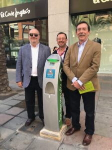 Alicante estrena el primer punto de recarga de vehículos eléctricos en la vía pública