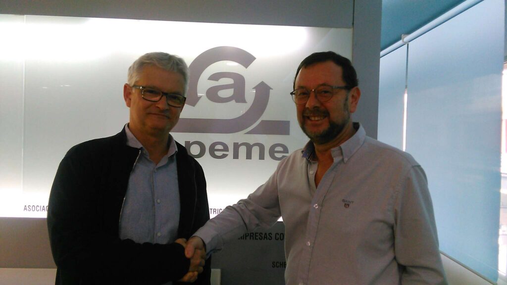 Renovación del acuerdo de colaboración entre Juan F. Miró, Responsable del Departamento de Asesoría Técnica y Atención al Asociado de APEME (derecha) y Juan Carlos Sánchez, Gerente de Arroba Soluciones Informáticas y Consultor  de Programación Integral (izquierda)