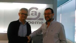 Renovación del acuerdo de colaboración entre Juan F. Miró, Responsable del Departamento de Asesoría Técnica y Atención al Asociado de APEME (derecha) y Juan Carlos Sánchez, Gerente de Arroba Soluciones Informáticas y Consultor  de Programación Integral (izquierda)