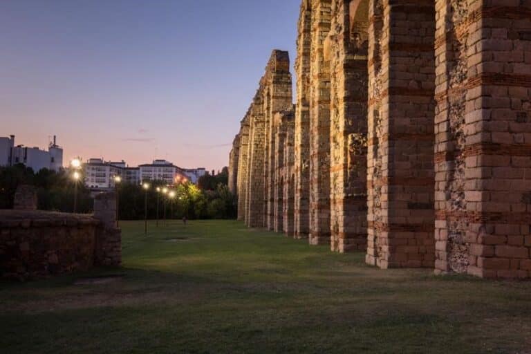Simon ilumina 3 monumentos clave de la ciudad de Mérida, declarada Patrimonio de la Humanidad