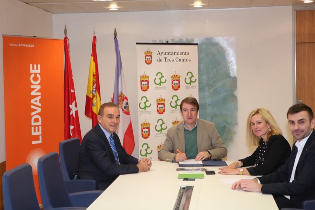 Momento de la firma del convenio con (de izquierda a derecha) Cristóbal Ripoll, director general de LEDVANCE España; el alcalde de Tres Cantos, Jesús Moreno García; Rocío García, concejal de Desarrollo Económico y Empleo y Alberto Casado, director de Marketing de LEDVANCE.
