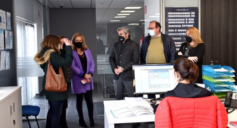 La senadora María Pilar Alía Aguado visita las instalaciones de Threeline