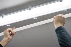 asset-12453194_electric_hands_changing_ceiling_fluorescent_lamp