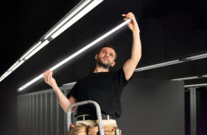 asset-13098491_electrician_installs_ldv_led_tube_in_a_luminaire