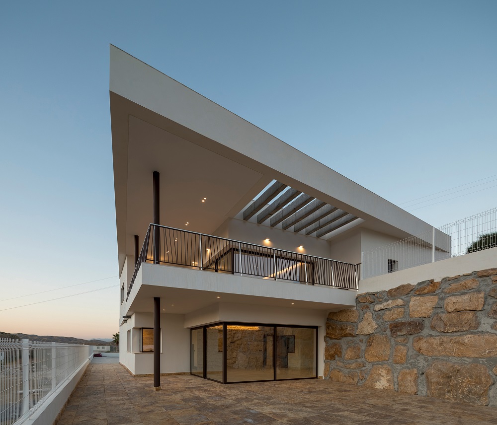 Las luces y las sombras realzan el volumen de una villa moderna