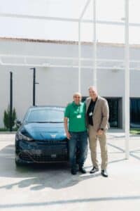 Simon entrega el CUPRA al ganador del sorteo de la promoción Smart Home