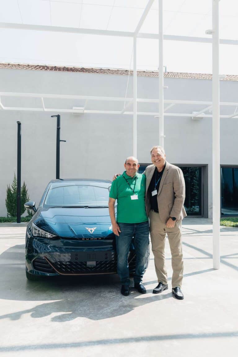 Simon entrega el CUPRA al ganador del sorteo de la promoción Smart Home