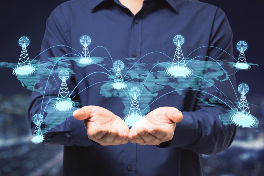 Técnico de APEME instalando equipos de fibra óptica de última generación