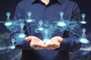 Técnico de APEME instalando equipos de fibra óptica de última generación