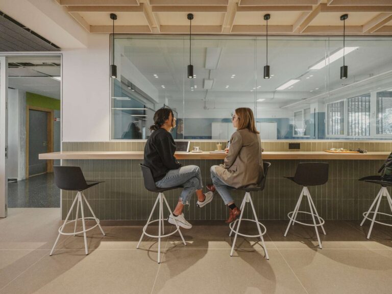 Simon impulsa la transformación educativa del IES Cotes Baixes con soluciones de iluminación y conectividad sostenibles