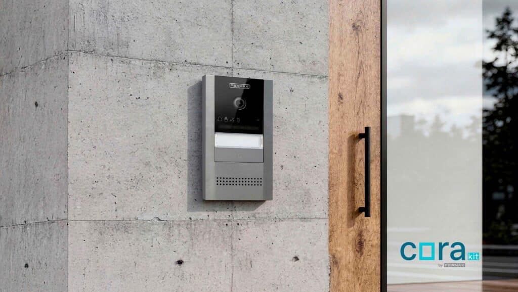 Fermax lanza CoraKit, la primera placa de kit Duox Plus con montaje en superficie y la esencia de la placa Cora