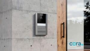 Fermax lanza CoraKit, la primera placa de kit Duox Plus con montaje en superficie y la esencia de la placa Cora