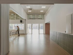 Simon integra luz lineal y conectividad para oficinas funcionales y confortables