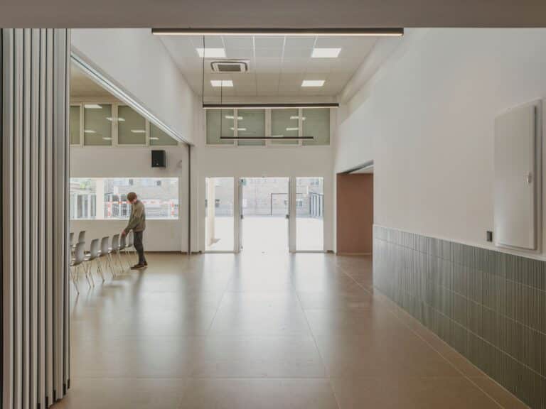 Simon integra luz lineal y conectividad para oficinas funcionales y confortables
