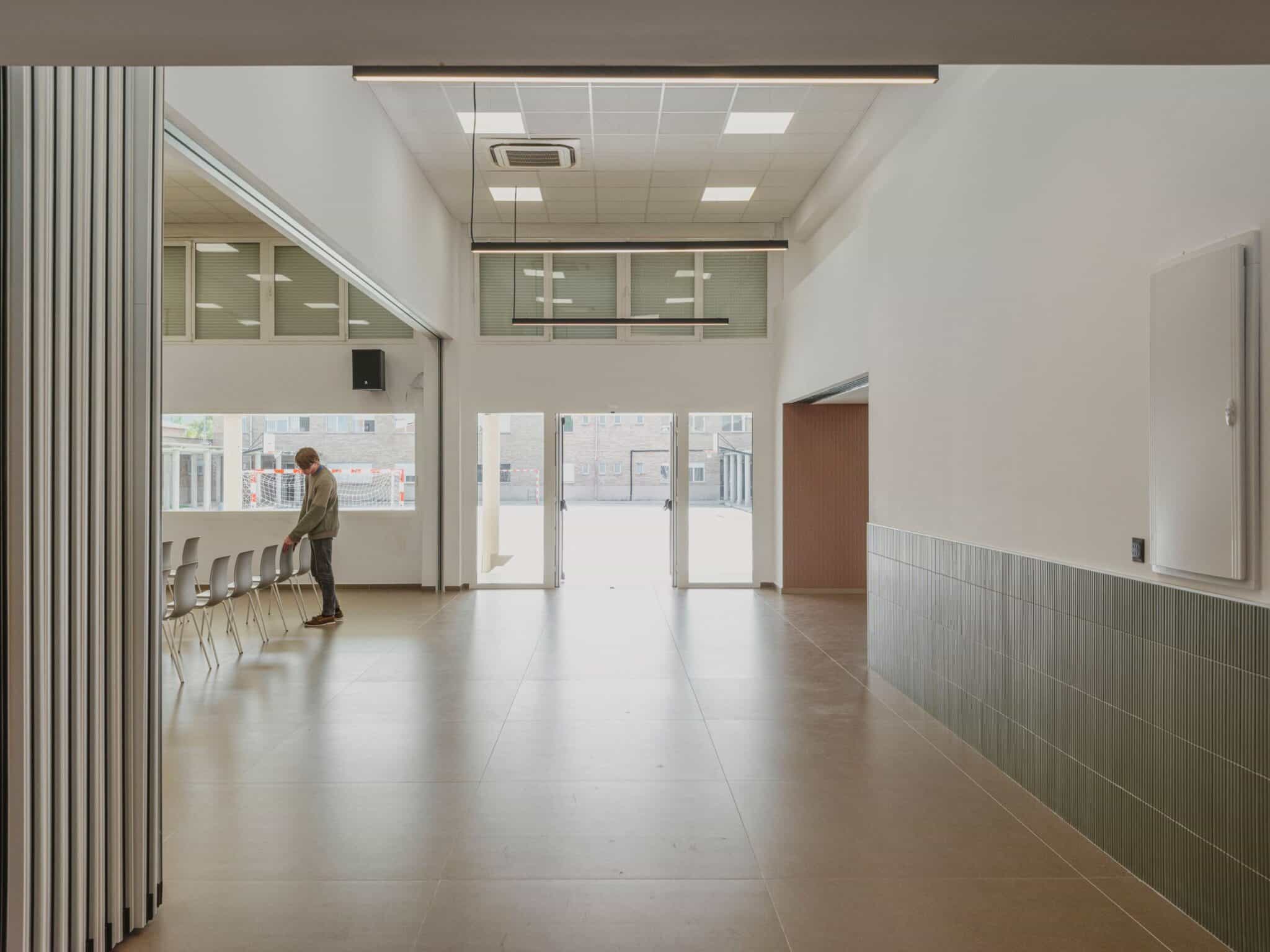Simon integra luz lineal y conectividad para oficinas funcionales y confortables