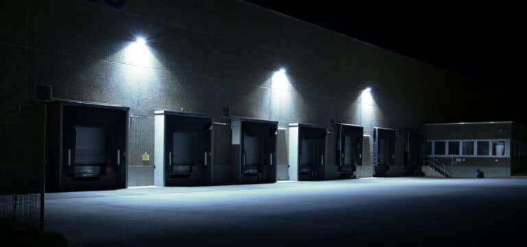 El proyector FLOODLIGHT COMPACT GEN 2 de LEDVANCE combina eficacia, robustez y versatilidad al servicio de la iluminación exterior